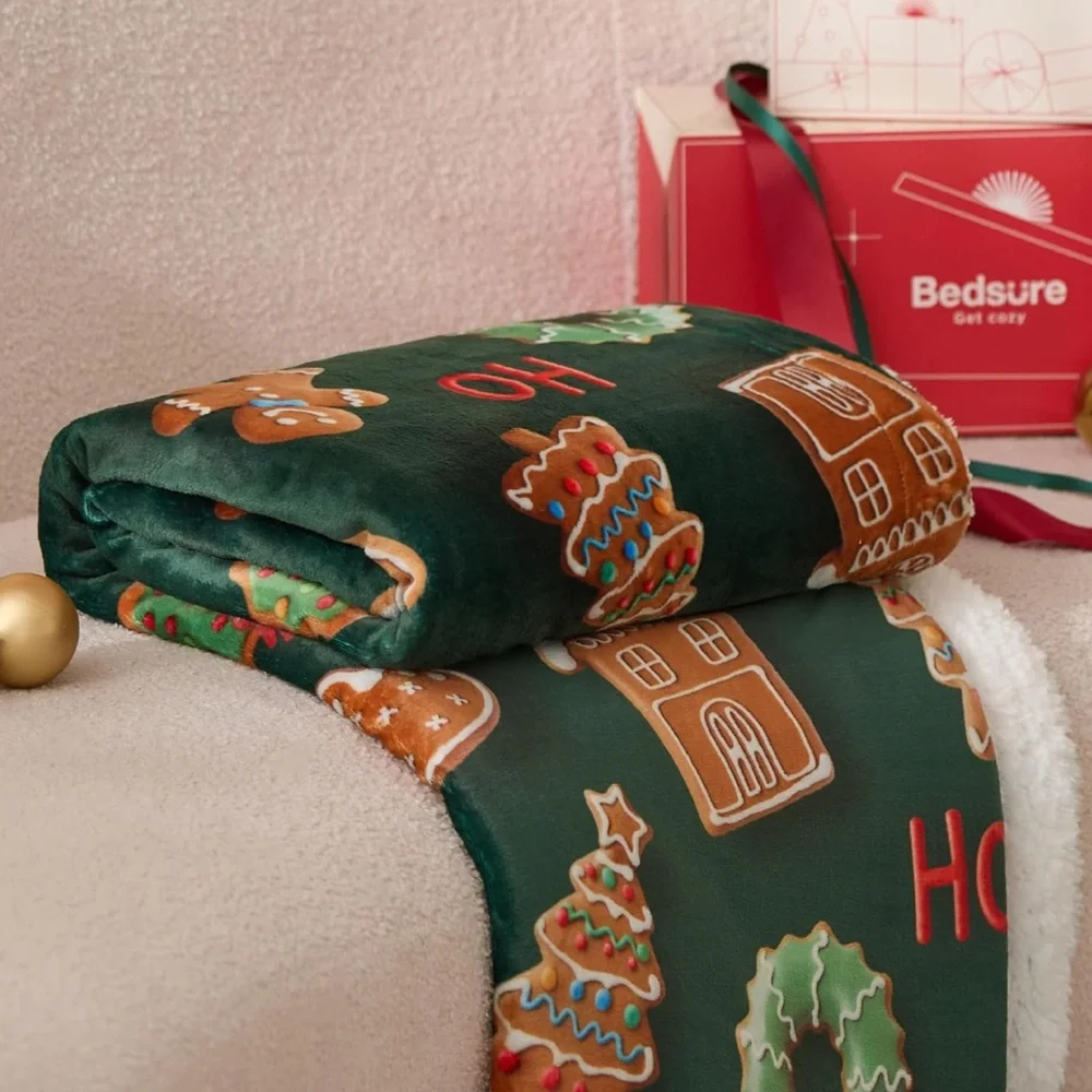 Holiday Gingerbread and Wreath Green Throw Blanket